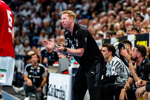 October 11, 2026, xdobgx, Opel HBL Handball, THW Kiel vs. Handball Club Hamburg, Borge Lund (Kiel), Coach applauds, applause for Kiel