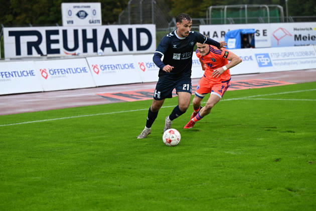 October 11, 2026, GER, Soccer, Regionalliga Nord, Matchday 13, 2026–2027 Season, Oldenburg, Marschweg Stadium, VfB Oldenburg vs. BSV Kickers Emden Nick OTTO (VfB Oldenburg) 21 Theo SCHRÖDER (BSV Kickers Emden) 9 Oldenburg, Marschweg Stadium, Lower Saxony, Germany Copyright: xnordphotoxGmbHx xRojahnx