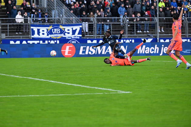 October 11, 2026, GER, Soccer, Regionalliga Nord, Matchday 13, 2026–2027 Season, Oldenburg, Marschweg Stadium, VfB Oldenburg vs. BSV Kickers Emden Glory KIVETA NDONGALASIYA VfB Oldenburg 18 Ayukayoh MENGOT BSV Kickers EMDEN 7 Oldenburg Marschweg Stadium Lower Saxony Germany Copyright: xnordphotoxGmbHx xRojahnx