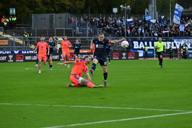 October 11, 2026, GER, Soccer, Regionalliga Nord, Matchday 13, 2026–2027 Season, Oldenburg, Marschweg Stadium, VfB Oldenburg vs. BSV Kickers Emden Fabian HERBST (BSV Kickers Emden) 4, Kai PRÖGER (PROEGER, VfB Oldenburg) 11, Oldenburg, Marschweg Stadium, Lower Saxony, Germany Copyright: xnordphotoxGmbHx xRojahnx