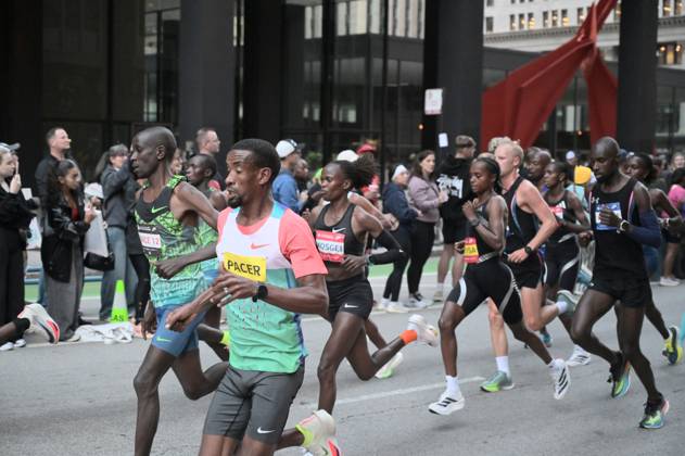 Chicago Marathon 2026 CHICAGO, ILLINOIS - OCTOBER 11: A pack of runners competes during the 48th Bank of America Chicago Marathon on Dearborn Street in the Loop, near the Alexander Calder s Flamingo sculpture at Federal Plaza on October 11, 2026 in Chicago, Illinois. The 26.2-mile race started and finished in Grant Park, winding through 29 neighborhoods with over 55,000 participants. Jacek Boczarski Anadolu Chicago United States. Editorial use only. Please get in touch for any other usage.  Copyright: x2026xAnadoluxJacekxBoczarskix