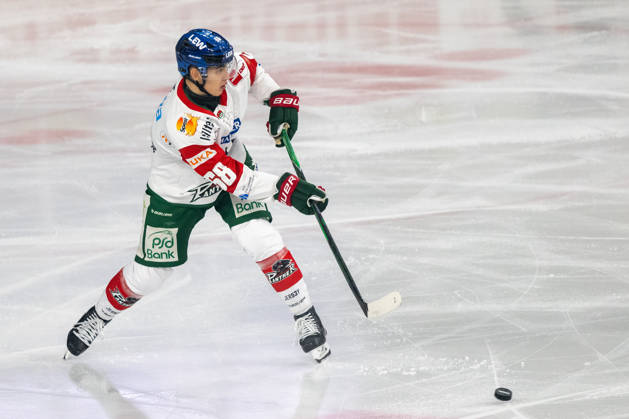 Fabrizio Pilu of the Augsburger Panther, No. 68, passes the puck forward. Krefeld Pinguine vs. Augsburger Panther, ice hockey, Penny DEL, Matchday 8, 2026–2027 season, October 11, 2026, Krefeld Pinguine vs. Augsburger Panther, ice hockey, Penny DEL, Matchday 8, 2026–2027 season, October 11, 2026, Krefeld Copyright: xEibner-Pressefoto ThomasxHaeslerx EP_THR