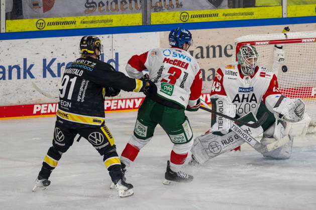 Face-off between Roope Maekitalo of the Krefeld Pinguine, 91, and Alec McCrea of the Augsburger Panther, 03 Featuring Tobias Ancicka of the Augsburg Panthers, 45 Krefeld Pinguine vs. Augsburg Panthers, ice hockey, Penny DEL, Matchday 8, 2026–2027 season, October 11, 2026, Krefeld Pinguine vs. Augsburger Panther, ice hockey, Penny DEL, Matchday 8, 2026–2027 season, October 11, 2026, Krefeld Copyright: xEibner-Pressefoto ThomasxHaeslerx EP_THR