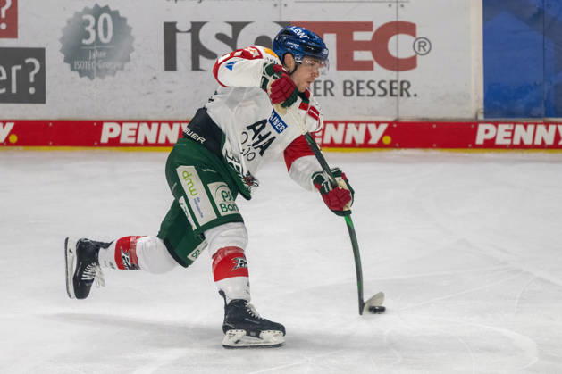 Kyle Mayhew, Augsburger Panther, 27, takes a shot. Krefeld Pinguine vs. Augsburger Panther, ice hockey, Penny DEL, Matchday 8, 2026–2027 season, October 11, 2026: Krefeld Pinguine vs. Augsburger Panther, ice hockey, Penny DEL, Matchday 8, 2026–2027 season, October 11, 2026, Krefeld Copyright: xEibner-Pressefoto ThomasxHaeslerx EP_THR