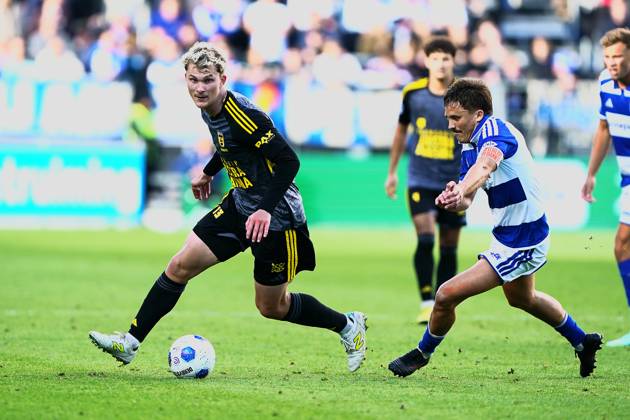2026-10-11 VriendenLoterij Eredivisie: PEC Zwolle v SC Cambuur ZWOLLE, NETHERLANDS - OCTOBER 11: Nicolas Binder of SC Cambuur and Ryan Thomas of PEC Zwolle during the VriendenLoterij Eredivisie match between PEC Zwolle and SC Cambuur at Mac3Park Stadion on October 11, 2026 in Zwolle, Netherlands. Zwolle Mac3Park Stadion Netherlands Content not available for redistribution in The Netherlands directly or indirectly through any third parties. Copyright: xAndrexWeeningx