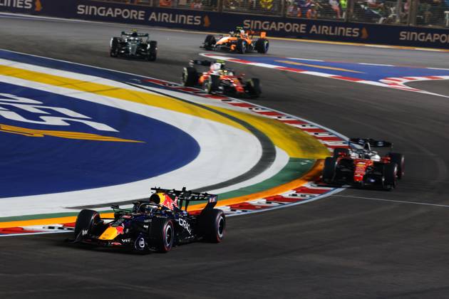 03 VERSTAPPEN Max (NLD), Red Bull Racing Ford RB22, in action in Singapore 2026 81 PIASTRI Oscar (AUS), McLaren F1 Team MCL40, in action 01 NORRIS Lando (GBR), McLaren F1 Team MCL40, in action in Singapore 2026 Singapore