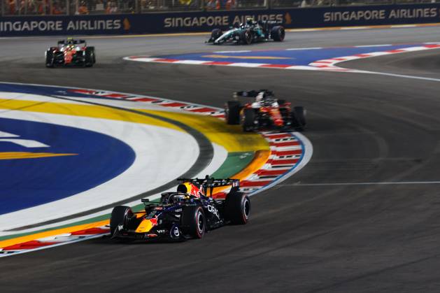 03 VERSTAPPEN Max (NLD), Red Bull Racing Ford RB22, in action in Singapore 2026 81 PIASTRI Oscar (AUS), McLaren F1 Team MCL40, in action 01 NORRIS Lando (GBR), McLaren F1 Team MCL40, in action in Singapore 2026 Singapore
