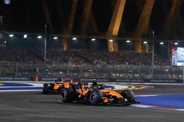 01 NORRIS Lando (GBR), McLaren F1 Team MCL40, in action in Singapore 2026 81 PIASTRI Oscar (AUS), McLaren F1 Team MCL40, in action 01 NORRIS Lando (GBR), McLaren F1 Team MCL40, in action in Singapore 2026 Singapore