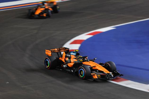 01 NORRIS Lando (GBR), McLaren F1 Team MCL40, in action in Singapore 2026 81 PIASTRI Oscar (AUS), McLaren F1 Team MCL40, in action 01 NORRIS Lando (GBR), McLaren F1 Team MCL40, in action in Singapore 2026 Singapore