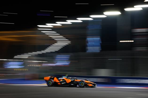 01 NORRIS Lando (GBR), McLaren F1 Team MCL40, in action in Singapore 2026 81 PIASTRI Oscar (AUS), McLaren F1 Team MCL40, in action 01 NORRIS Lando (GBR), McLaren F1 Team MCL40, in action in Singapore 2026 Singapore