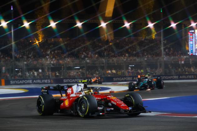 44 HAMILTON Lewis (GBR), Scuderia Ferrari SF 26, in action in Singapore 2026 81 PIASTRI Oscar (AUS), McLaren F1 Team MCL40, in action 01 NORRIS Lando (GBR), McLaren F1 Team MCL40, in action in Singapore 2026 Singapore