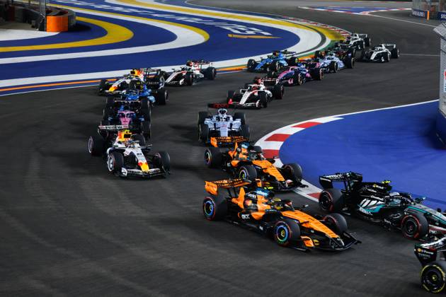 Start, Singapore 2026 81 PIASTRI Oscar from , McLaren F1 Team MCL40, action 01 NORRIS Lando GBR , McLaren F1 Team MCL40, action Singapore 2026 Singapore