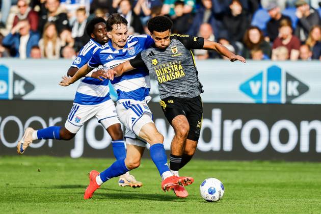 ZWOLLE - Tobias Sommer of PEC Zwolle, Rafik el Arguioui of SC Cambuur (lr) during the Dutch Eredivisie match between PEC Zwolle and Cambuur at the MAC3Park stadium on October 11, 2026 in Zwolle, the Netherlands. VINCENT JANNINK ANP Eredivisie 2026 27 xVIxANPxSportx xxANPxIVx 572139968 originalFilename: 572139968.jpg