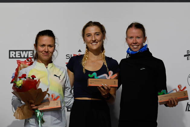 2026 Munich Marathon, Munich, October 11, 2026. The top three women, from left to right: 2nd place, Tereza HROCHOVÁ CZE Munich Athletics, winner Lisa REDLINGER AUT TS Lustenau, 3rd place Julie VOET BEL, beaming during the award ceremony after the 10 km race as part of the 2026 Munich Marathon, Munich, October 11, 2026 Copyright: xBEAUTIFULxSPORTS Kellererx