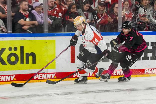 Ice Hockey: Penny DEL, Matchday 8—Cologne Sharks vs. Nuremberg Ice Tigers on October 11, 2026, at the Lanxess Arena in Cologne; Josef Eham (Nuremberg), left: Carlos Händel (Cologne), right: In accordance with the guidelines of the DEL (German Ice Hockey League), the publication and further use of the images in electronic media and on devices of any kind during the game is not permitted. xDMx