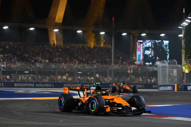 01 NORRIS Lando (GBR), McLaren F1 Team MCL40, in action at Singapore 2026 Singapore 2026 81 PIASTRI Oscar (AUS), McLaren F1 Team MCL40, in action 01 NORRIS Lando (GBR), McLaren F1 Team MCL40, action Singapore 2026 Singapore