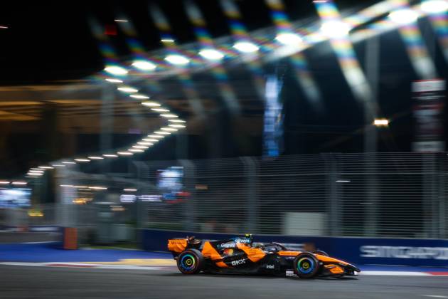 01 NORRIS Lando (GBR), McLaren F1 Team MCL40, in action at the 2026 Singapore Grand Prix, Singapore 2026 81 PIASTRI Oscar (AUS), McLaren F1 Team MCL40, in action 01 NORRIS Lando (GBR), McLaren F1 Team MCL40, action Singapore 2026 Singapore
