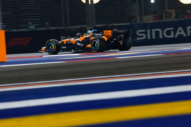 01 NORRIS Lando (GBR), McLaren F1 Team MCL40, in action at Singapore 2026 Singapore 2026 81 PIASTRI Oscar (AUS), McLaren F1 Team MCL40, in action 01 NORRIS Lando (GBR), McLaren F1 Team MCL40, action Singapore 2026 Singapore