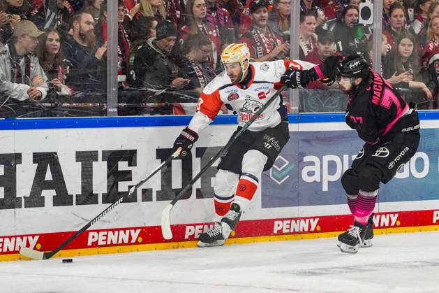 Ice Hockey: Penny DEL, Matchday 8—Cologne Sharks vs. Nuremberg Ice Tigers on October 11, 2026, at the Lanxess Arena in Cologne. Constantin Braun (Nuremberg), left: Ryan Macinnis (Cologne), right: In accordance with the regulations of the DEL (German Ice Hockey League), the publication and further use of the footage in electronic media and on devices of any kind during the game is not permitted xDMx