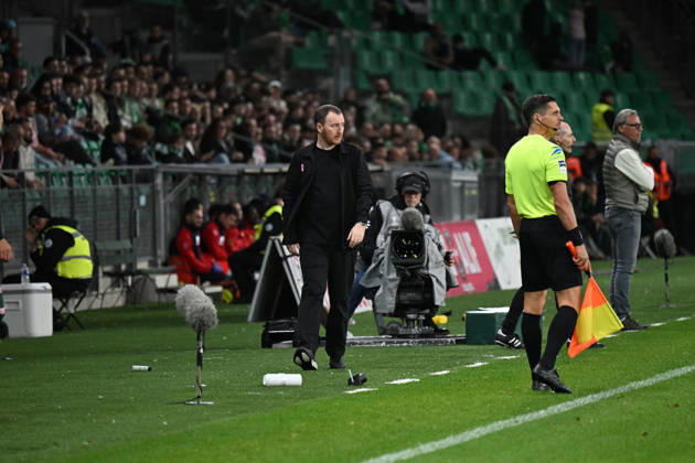 Footbal : AS Saint Etienne v RODEZ - ligue 2 - 10 10 2026 CATHRO Ian coach of Saint Etienne during the Ligue 2 BKT match between AS Saint-Etienne and RODEZ at Stade Geoffroy-Guichard Saint Etienne on October 10, 2026 in Saint-Etienne, France. SAINT ETIENNEFrance Copyright: xMouradxAllilix