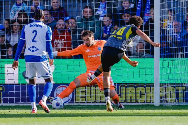 ZWOLLE , 11-10-2026 , MAC3park stadion , season 2026 2027 , Dutch Eredivisie football , match between PEC Zwolle and SC Cambuur , picture shows PEC Zwolle goalkeeper Jasper Schendelaar, SC Cambuur player Rafik El Arguioui PEC - Cambuur  x208177928x Copyright: