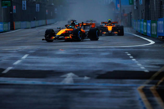 October 10, 2026, Singapore, Singapore: Oscar Piastri of Australia drives the (81) McLaren Mastercard F1 Team MCL40 during the sprint race ahead of the F1 Grand Prix of Singapore at the Marina Bay Street Circuit. Formula 1, Singapore Grand Prix 2026, Saturday Sprint Race - 10 Oct 2026  - ZUMAs197 20261010_aaa_s197_1037 Copyright: xGeorgexHitchensx