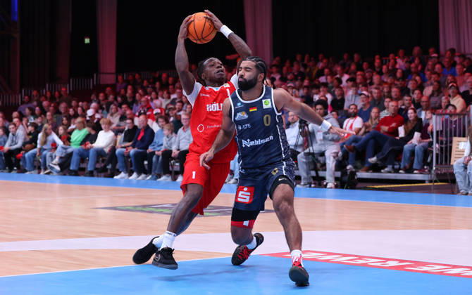 v l Antonio Williams, RheinStars Cologne 01; Tyreese Blunt, Eisbären Bremerhaven 00 GER, RheinStars Cologne vs. Eisbären Bremerhaven, Basketball, ProA, Matchday 4, 2026–2027 Season, October 11, 2026 GER, RheinStars Cologne vs. Eisbären Bremerhaven, Basketball, ProA, Matchday 4, 2026–2027 Season, October 11, 2026 RheinStars Cologne Copyright: xEibner-Pressefoto ThomasxStoeckerx EP_TSR