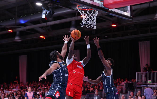 From left: Tyreese Blunt, Eisbären Bremerhaven 00; Antonio Williams, RheinStars Cologne 01, shooting a basket; Carlos Carter, Eisbären Bremerhaven 06 GER; RheinStars Cologne vs. Eisbären Bremerhaven, Basketball, ProA, Matchday 4, 2026–2027 season, October 11, 2026 GER, RheinStars Cologne vs. Eisbären Bremerhaven, Basketball, ProA, Matchday 4, 2026–2027 season, October 11, 2026, RheinStars Cologne Copyright: xEibner-Pressefoto ThomasxStoeckerx EP_TSR