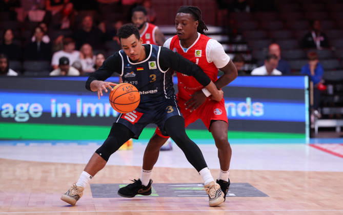 v l Garai Zeeb, Eisbären Bremerhaven 03; Antonio Williams, RheinStars Cologne 01 GER, RheinStars Cologne vs. Eisbären Bremerhaven, Basketball, ProA, Matchday 4, 2026–2027 Season, October 11, 2026 GER, RheinStars Cologne vs. Eisbären Bremerhaven, Basketball, ProA, Matchday 4, 2026–2027 season, October 11, 2026 RheinStars Cologne Copyright: xEibner-Pressefoto ThomasxStoeckerx EP_TSR