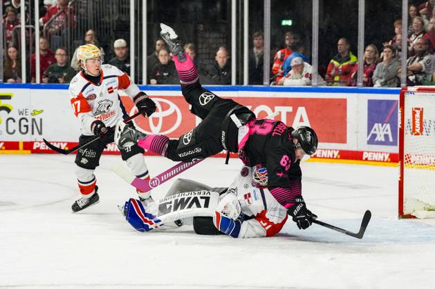 Ice Hockey: Penny DEL, Matchday 8—Cologne Sharks vs. Nuremberg Ice Tigers on October 11, 2026, at the Lanxess Arena in Cologne. Patrick Russell (Cologne), center, collides with Nuremberg goalie Niklas Treutle. According to the regulations of the DEL (German Ice Hockey League), the publication and further use of the footage in electronic media and on devices of any kind during the game is not permitted. xDMx
