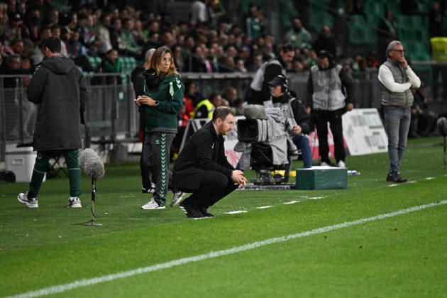 Footbal : AS Saint Etienne v RODEZ - ligue 2 - 10 10 2026 CATHRO Ian coach of Saint Etienne during the Ligue 2 BKT match between AS Saint-Etienne and RODEZ at Stade Geoffroy-Guichard Saint Etienne on October 10, 2026 in Saint-Etienne, France. SAINT ETIENNEFrance Copyright: xMouradxAllilix