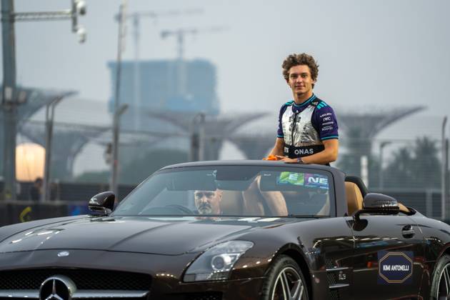 October 11, 2026, Singapore, Singapore: Andrea Kimi Antonelli (ITA) (Mercedes-AMG Petronas F1 Team) at the drivers parade before the race of the Formula 1 Singapore Grand Prix 2026 at the Marina Bay Street Circuit. F1 2026: (Race) Singapore Grand Prix In Singapore, Singapore - 11 Oct 2026  - ZUMAs197 20261011_aaa_s197_107 Copyright: xLucaxMartinix
