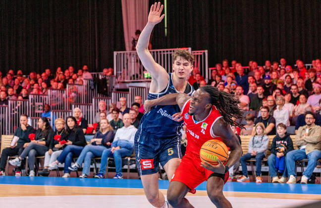 v l Benjamin Zintz, Eisbären Bremerhaven 05; James Patterson III, RheinStars Cologne 04 GER, RheinStars Cologne vs. Eisbären Bremerhaven, Basketball, ProA, Matchday 4, 2026–2027 Season, October 11, 2026 GER, RheinStars Cologne vs. Eisbaeren Bremerhaven, Basketball, ProA, Matchday 4, 2026–2027 Season, October 11, 2026 RheinStars Cologne Copyright: xEibner-Pressefoto ThomasxStoeckerx EP_TSR