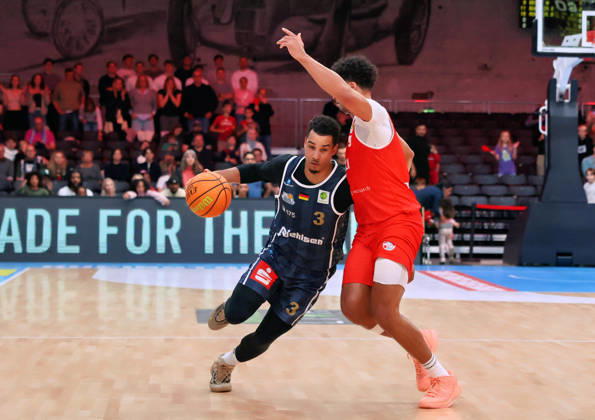 v l Garai Zeeb, Eisbären Bremerhaven 03; Maximillian Begue, RheinStars Cologne 09 GER; RheinStars Cologne vs. Eisbären Bremerhaven; Basketball; ProA; Matchday 4; 2026–2027 Season; October 11, 2026 GER, RheinStars Cologne vs. Eisbären Bremerhaven, Basketball, ProA, Matchday 4, 2026–2027 season, October 11, 2026 RheinStars Cologne Copyright: xEibner-Pressefoto ThomasxStoeckerx EP_TSR