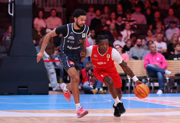 v l Nolan Hodge, Eisbären Bremerhaven 32, Antonio Williams, RheinStars Cologne 01 GER, RheinStars Cologne vs. Eisbären Bremerhaven, Basketball, ProA, Matchday 4, 2026–2027 Season, October 11, 2026 GER, RheinStars Cologne vs. Eisbaeren Bremerhaven, Basketball, ProA, Matchday 4, 2026–2027 Season, October 11, 2026 RheinStars Cologne Copyright: xEibner-Pressefoto ThomasxStoeckerx EP_TSR