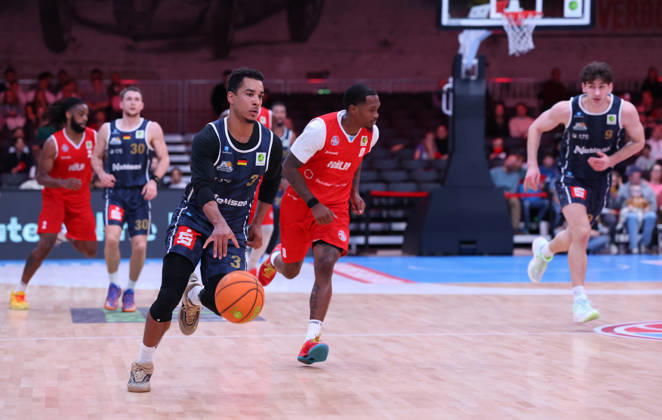 From left: Garai Zeeb (Eisbaeren Bremerhaven 03) in front of Cedric Cezell Russell Jr. (RheinStars Cologne 00); in the background, Kristopher Monroe (RheinStars Cologne 02), Vincent Friederici, Eisbären Bremerhaven 30, Dominic Parolin, Eisbären Bremerhaven 09 GER, RheinStars Cologne vs. Eisbären Bremerhaven, basketball, ProA, Matchday 4, 2026–2027 season, October 11, 2026 GER, RheinStars Cologne vs. Eisbaeren Bremerhaven, Basketball, ProA, Matchday 4, 2026–2027 season, October 11, 2026 RheinStars Cologne Copyright: xEibner-Pressefoto ThomasxStoeckerx EP_TSR