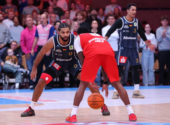 From left: Tyreese Blunt, Eisbären Bremerhaven 00; Cedric Cezell Russell Jr., RheinStars Cologne 00; in the background, Garai Zeeb, Eisbären Bremerhaven 03 GER; RheinStars Cologne vs. Eisbären Bremerhaven, Basketball, ProA, Matchday 4, 2026–2027 season, October 11, 2026 GER, RheinStars Cologne vs. Eisbären Bremerhaven, Basketball, ProA, Matchday 4, 2026–2027 season, October 11, 2026 RheinStars Cologne Copyright: xEibner-Pressefoto ThomasxStoeckerx EP_TSR