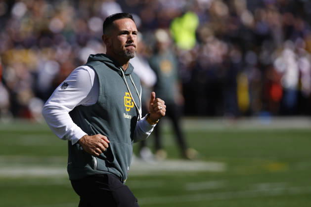 GREEN BAY, WI - OCTOBER 11: Green Bay Packers head coach Matt LaFleur runs off the field prior to a game between the Green Bay Packers and the Chicago Bears on October 11, 2026 at Lambeau Field in Green Bay, WI. (Photo by Larry Radloff Icon Sportswire) NFL, American Football Herren, USA OCT 11 Bears at Packers EDITORIAL USE ONLY Icon2610110041