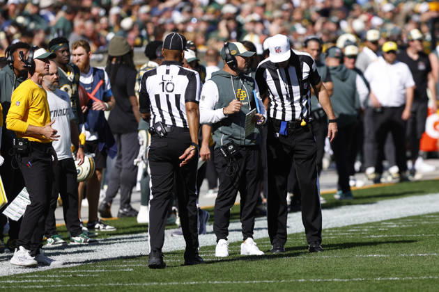GREEN BAY, WI - OCTOBER 11: Green Bay Packers head coach Matt LaFleur looks for an explanation during a game between the Green Bay Packers and the Chicago Bears on October 11, 2026 at Lambeau Field in Green Bay, WI. (Photo by Larry Radloff Icon Sportswire) NFL, American Football Herren, USA OCT 11 Bears at Packers EDITORIAL USE ONLY Icon2610111900