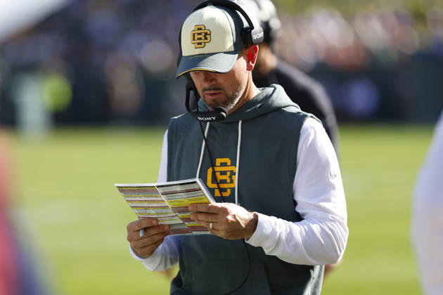 GREEN BAY, WI - OCTOBER 11: Green Bay Packers head coach Matt LaFleur looks at a play sheet during a game between the Green Bay Packers and the Chicago Bears on October 11, 2026 at Lambeau Field in Green Bay, WI. (Photo by Larry Radloff Icon Sportswire) NFL, American Football Herren, USA OCT 11 Bears at Packers EDITORIAL USE ONLY Icon2610114674