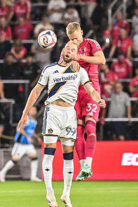 ST. LOUIS, MO - OCTOBER 11: Timo Baumgartl (32) of the St. Louis CITY SC leaps higher than Joao Klauss (99) of the LA Galaxy to head the ball during the MLS, Fussball Herren, USA regular season match where St. Louis CITY SC hosted LA Galaxy on Sunday October 11th, 2026, at Energizer Park in St. Louis City, MO. (Photo by Rick Ulreich Icon Sportswire) SOCCER: OCT 11 MLS St. Louis CITY SC vs LA Galaxy EDITORIAL USE ONLY Icon26101130