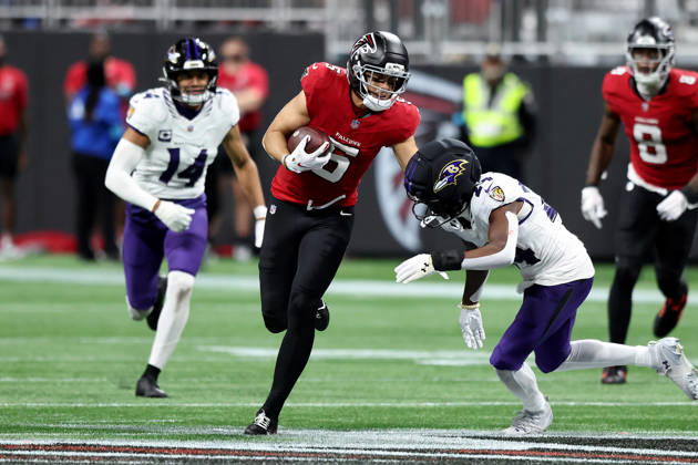 ATLANTA, GA - OCTOBER 11: Drake London (5) of the Atlanta Falcons carries the football during the Sunday evening NFL, American Football Herren, USA game between the Atlanta Falcons and the Baltimore Ravens on October 11, 2026 at the Mercedes-Benz Stadium in Atlanta, Georgia. (Photo by David J. Griffin Icon Sportswire) NFL: OCT 11 Ravens at Falcons EDITORIAL USE ONLY Icon9532610111234
