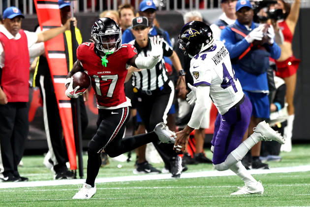 ATLANTA, GA - OCTOBER 11: Zachariah Branch (17) of the Atlanta Falcons stiff-arms Marlon Humphrey (44) of the Baltimore Ravens during the Sunday evening NFL, American Football Herren, USA game between the Atlanta Falcons and the Baltimore Ravens on October 11, 2026 at the Mercedes-Benz Stadium in Atlanta, Georgia. (Photo by David J. Griffin Icon Sportswire) NFL: OCT 11 Ravens at Falcons EDITORIAL USE ONLY Icon9532610111050