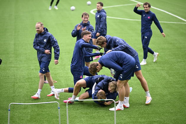 Champions League soccer, Viking vs. Bayern Munich, Stavanger, October 12, 2026: Herman Johan Haugen, Joe Bell, and Kristoffer Askildsen during Viking’s training session at Lyse Arena in Stavanger, ahead of the Champions League match between Viking and Bayern Munich. Photo: Carina Johansen, NTB, Stavanger, Norway. EDITORIAL USE ONLY. RESTRICTED USE FOR BETTING COMPANIES.  Copyright: xCarinaxJohansenx xNTBx
