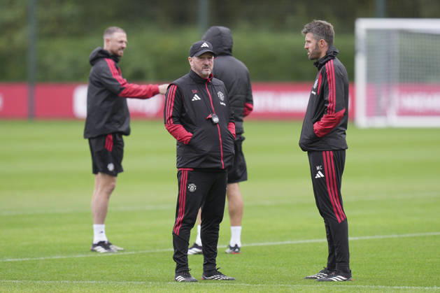 Manchester United, ManU Training, Champions League Manchester United assistant manager Steve Holland speaks with Manchester United manager Michael Carrick during the Manchester United Training Session at Carrington Training Centre, ahead of the UEFA Champions League Matchday 2 v Atletico Madrid, Manchester, England on 12 October 2026 Credit: Steve Flynn Every Second Media Editorial use only. All images are copyright Every Second Media Limited. No images may be reproduced without prior permission. Copyright: xIMAGO EveryxSecondxMediax ESM-2213-0002 StevexFlynnx xEveryxSecondxMediax