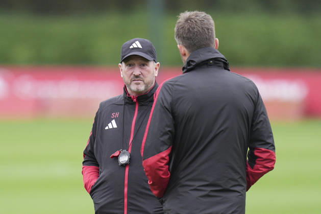 Manchester United, ManU Training, Champions League Manchester United assistant manager Steve Holland speaks with Manchester United manager Michael Carrick during the Manchester United Training Session at Carrington Training Centre, ahead of the UEFA Champions League Matchday 2 v Atletico Madrid, Manchester, England on 12 October 2026 Credit: Steve Flynn Every Second Media Editorial use only. All images are copyright Every Second Media Limited. No images may be reproduced without prior permission. Copyright: xIMAGO EveryxSecondxMediax ESM-2213-0004 StevexFlynnx xEveryxSecondxMediax