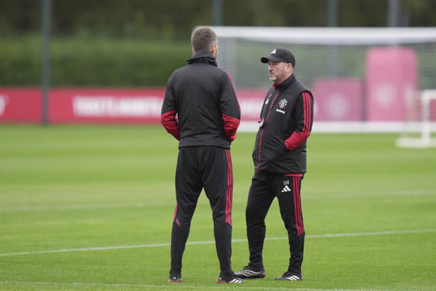 Manchester United, ManU Training, Champions League Manchester United assistant manager Steve Holland speaks with Manchester United manager Michael Carrick during the Manchester United Training Session at Carrington Training Centre, ahead of the UEFA Champions League Matchday 2 v Atletico Madrid, Manchester, England on 12 October 2026 Credit: Steve Flynn Every Second Media Editorial use only. All images are copyright Every Second Media Limited. No images may be reproduced without prior permission. Copyright: xIMAGO EveryxSecondxMediax ESM-2213-0005 StevexFlynnx xEveryxSecondxMediax
