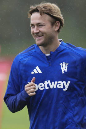 Manchester United, ManU Training, Champions League Matthijs de Ligt of Manchester United warms up during the Manchester United Training Session at Carrington Training Centre, ahead of the UEFA Champions League Matchday 2 v Atletico Madrid, Manchester, England on 12 October 2026 Credit: Steve Flynn Every Second Media Editorial use only. All images are copyright Every Second Media Limited. No images may be reproduced without prior permission. Copyright: xIMAGO EveryxSecondxMediax ESM-2213-0019 StevexFlynnx xEveryxSecondxMediax
