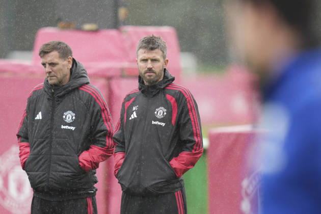 Manchester United, ManU Training, Champions League Manchester United manager Michael Carrick and Manchester United assistant manager Jonathan Woodgate watch the players warm up during the Manchester United Training Session at Carrington Training Centre, ahead of the UEFA Champions League Matchday 2 v Atletico Madrid, Manchester, England on 12 October 2026 Credit: Steve Flynn Every Second Media Editorial use only. All images are copyright Every Second Media Limited. No images may be reproduced without prior permission. Copyright: xIMAGO EveryxSecondxMediax ESM-2213-0025 StevexFlynnx xEveryxSecondxMediax