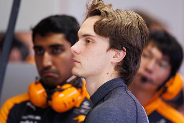 October 10, 2026, Singapore, Singapore: Oscar Piastri of Australia and the McLaren Mastercard F1 Team in the garage before the sprint race ahead of the F1 Grand Prix of Singapore at the Marina Bay Street Circuit. Formula 1, Singapore Grand Prix 2026, Saturday Sprint Race - 10 Oct 2026  - ZUMAs197 20261010_aaa_s197_1108 Copyright: xGeorgexHitchensx